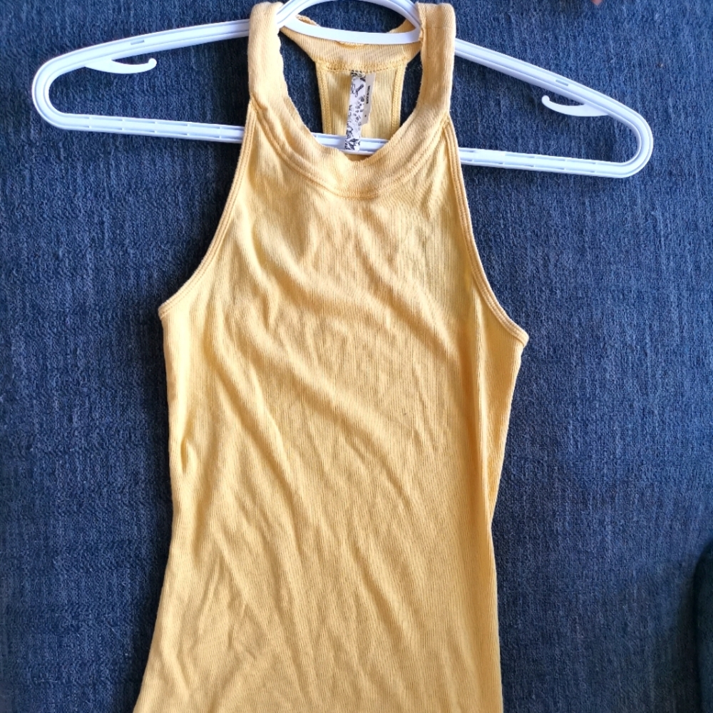 Guess women round neck yellow tank top - Size S